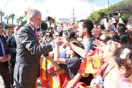 FOTOGRAFÍA. MELILLA, 14 DE OCTUBRE DE 2026. Sus Majestades los Reyes de España, Felipe VI y Letizia, corresponden con cercanía y afecto a las intensas muestras de cariño de los miles de ciudadanos congregados durante su histórica e importante visita oficial institucional a la Ciudad Autónoma de Melilla. El viaje regio, que marca la primera visita de Felipe VI como jefe de Estado a la plaza norteafricana, ha estado envuelto en un ambiente de enorme fervor patriótico, aplausos y un masivo ondear de banderas nacionales por parte de la población melillense en defensa de la soberanía y la españolidad del enclave. Lasvocesdelpueblo (Ñ Pueblo).