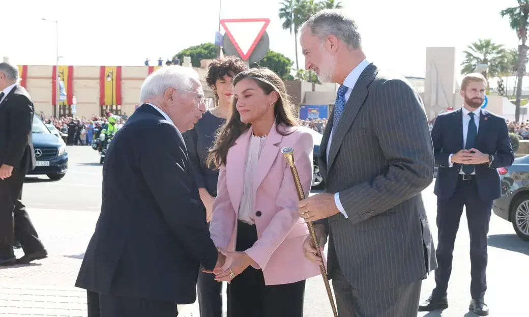 FOTOGRAFÍA. MELILLA, 14 DE OCTUBRE DE 2026. Sus Majestades los Reyes de España, Felipe VI y Letizia, corresponden con cercanía y afecto a las intensas muestras de cariño de los miles de ciudadanos congregados durante su histórica e importante visita oficial institucional a la Ciudad Autónoma de Melilla. El viaje regio, que marca la primera visita de Felipe VI como jefe de Estado a la plaza norteafricana, ha estado envuelto en un ambiente de enorme fervor patriótico, aplausos y un masivo ondear de banderas nacionales por parte de la población melillense en defensa de la soberanía y la españolidad del enclave. Lasvocesdelpueblo (Ñ Pueblo).