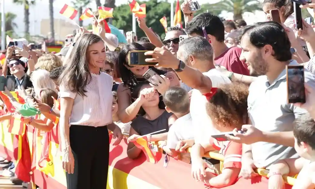 FOTOGRAFÍA. MELILLA, 14 DE OCTUBRE DE 2026. Sus Majestades los Reyes de España, Felipe VI y Letizia, corresponden con cercanía y afecto a las intensas muestras de cariño de los miles de ciudadanos congregados durante su histórica e importante visita oficial institucional a la Ciudad Autónoma de Melilla. El viaje regio, que marca la primera visita de Felipe VI como jefe de Estado a la plaza norteafricana, ha estado envuelto en un ambiente de enorme fervor patriótico, aplausos y un masivo ondear de banderas nacionales por parte de la población melillense en defensa de la soberanía y la españolidad del enclave. Lasvocesdelpueblo (Ñ Pueblo).