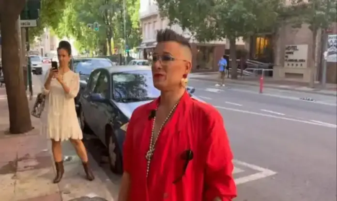 Los homosexuales plantan cara al PSOE en Murcia contra la islamización de España FOTOGRAFÍA. MURCIA, 16 DE OCTUBRE DE 2026. El presidente de la Asociación Comando Libertad, José Javier Bravo, ataviado con chaqueta roja y collar de perlas, interviene con firmeza frente a la sede del Partido Socialista en la Calle Princesa de Murcia para denunciar las políticas de islamización del Gobierno, mientras a sus espaldas dos colaboradores sostienen una pancarta arcoíris con el lema "EL ISLAM NOS QUIERE MUERT@S. SÁNCHEZ FINANCIA LA HOMOFOBIA". Lasvocesdelpueblo (Ñ Pueblo)