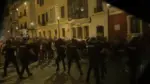FOTOGRAFÍA. MAHÓN (MENORCA), 23 DE OCTUBRE DE 2026. Los radicales de ultraizquierda atacan a la comitiva de Abascal tras abarrotar Mahón. Un grupúsculo de extremistas violentos embosca e intenta agredir el vehículo del candidato de Vox a la Presidencia del Gobierno de España, Santiago Abascal Conde, arrojando sillas de terraza y objetos contundentes en las inmediaciones de la Plaça de la Conquesta tras un multitudinario acto de precampaña electoral de cara a las elecciones generales del 29N, requiriendo el despliegue de los agentes antidisturbios de la Policía Nacional para garantizar la seguridad del convoy patriota. Lasvocesdelpueblo (Ñ Pueblo)