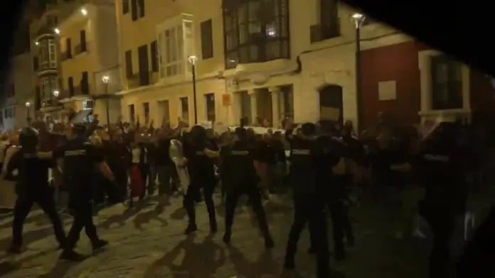 FOTOGRAFÍA. MAHÓN (MENORCA), 23 DE OCTUBRE DE 2026. Los radicales de ultraizquierda atacan a la comitiva de Abascal tras abarrotar Mahón. Un grupúsculo de extremistas violentos embosca e intenta agredir el vehículo del candidato de Vox a la Presidencia del Gobierno de España, Santiago Abascal Conde, arrojando sillas de terraza y objetos contundentes en las inmediaciones de la Plaça de la Conquesta tras un multitudinario acto de precampaña electoral de cara a las elecciones generales del 29N, requiriendo el despliegue de los agentes antidisturbios de la Policía Nacional para garantizar la seguridad del convoy patriota. Lasvocesdelpueblo (Ñ Pueblo)