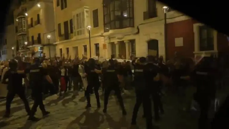 FOTOGRAFÍA. MAHÓN (MENORCA), 23 DE OCTUBRE DE 2026. Los radicales de ultraizquierda atacan a la comitiva de Abascal tras abarrotar Mahón. Un grupúsculo de extremistas violentos embosca e intenta agredir el vehículo del candidato de Vox a la Presidencia del Gobierno de España, Santiago Abascal Conde, arrojando sillas de terraza y objetos contundentes en las inmediaciones de la Plaça de la Conquesta tras un multitudinario acto de precampaña electoral de cara a las elecciones generales del 29N, requiriendo el despliegue de los agentes antidisturbios de la Policía Nacional para garantizar la seguridad del convoy patriota. Lasvocesdelpueblo (Ñ Pueblo)