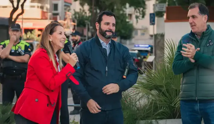FOTOGRAFÍA. SALOU, 23 DE OCTUBRE DE 2026. El portavoz nacional de Seguridad, Interior e Inmigración de Vox, Samuel Vázquez Álvarez; el candidato de Vox por Tarragona al Congreso de los Diputados, Jordi Albert de la Fuente Miró (Jordi de la Fuente); y la número dos a la Cámara Baja, diputada provincial y portavoz del grupo municipal en el Ayuntamiento de Salou, Ana Belén Rodríguez Ros (Anabel Rodríguez) participan en un acto de precampaña electoral en plaza Corona de Aragón de Salou, Tarragona. Lasvocesdelpueblo (Ñ Pueblo)