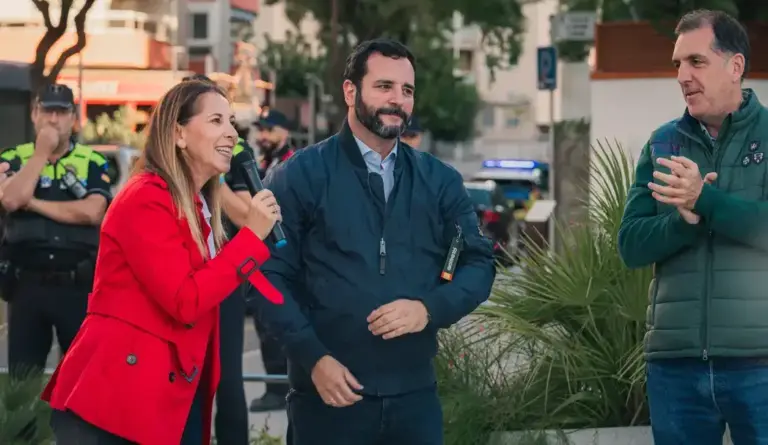 FOTOGRAFÍA. SALOU, 23 DE OCTUBRE DE 2026. El portavoz nacional de Seguridad, Interior e Inmigración de Vox, Samuel Vázquez Álvarez; el candidato de Vox por Tarragona al Congreso de los Diputados, Jordi Albert de la Fuente Miró (Jordi de la Fuente); y la número dos a la Cámara Baja, diputada provincial y portavoz del grupo municipal en el Ayuntamiento de Salou, Ana Belén Rodríguez Ros (Anabel Rodríguez) participan en un acto de precampaña electoral en plaza Corona de Aragón de Salou, Tarragona. Lasvocesdelpueblo (Ñ Pueblo)