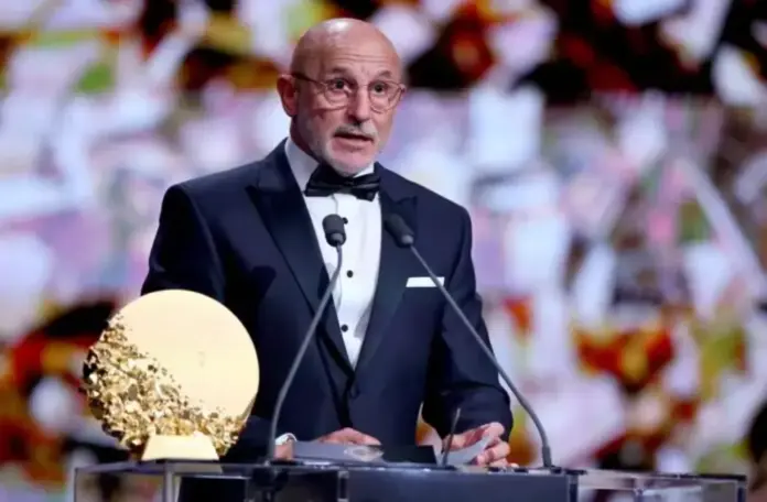Luis de la Fuente es coronado como el mejor entrenador del mundo en la gala del Balón de Oro FOTOGRAFÍA. LONDRES, 26 DE OCTUBRE DE 2026. -El seleccionador español Luis de la Fuente se hizo este lunes con el trofeo Johan Cruyff al mejor entrenador de la temporada pasada. EFE