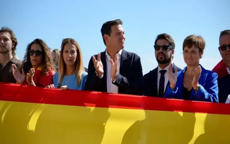 FOTOGRAFÍA. TARRAGONA, 12 DE OCTUBRE DE 2026. El presidente del Comité Ejecutivo Provincial (CEP) de Vox en Tarragona, diputado y portavoz adjunto del Grupo Parlamentario de la formación en el Parlament de Catalunya, Sergio Macián de Greef (c); junto al diputado por la circunscripción en la cámara catalana, Javier Ramírez Gutiérrez (2 d); a la diputada provincial y portavoz del Grupo Municipal en el Ayuntamiento de Salou, Ana Belén Rodríguez Ros (2 i); y a la portavoz en el Consistorio de Tarragona, Judith Gómez García (3 d); registrado este lunes en el emblemático marco del Balcón del Mediterráneo de Tarragona, conmemorando la Hispanidad y la Fiesta nacional de España. Lasvocesdelpueblo (Ñ Pueblo)