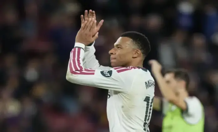 Mbappé, Mourinho impone su estrategia ante el club secesionista catalán FOTOGRAFÍA. BARCELONA, 25 D EOCTUBRE DE 2026. El delantero francés del Real Madrid, Kylian Mbappé, a la finalización del encuentro de Laliga EA Sports que han disputado este domingo FC Barcelona y Real Madrid en el estadio del Camp Nou, en Barcelona. EFE