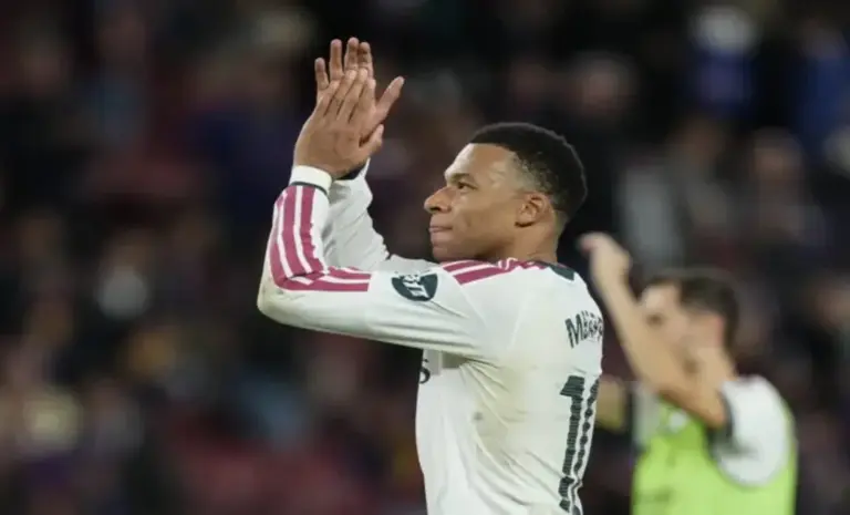 FOTOGRAFÍA. BARCELONA, 25 D EOCTUBRE DE 2026. El delantero francés del Real Madrid, Kylian Mbappé, a la finalización del encuentro de Laliga EA Sports que han disputado este domingo FC Barcelona y Real Madrid en el estadio del Camp Nou, en Barcelona. EFE