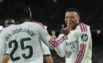FOTOGRAFÍA. BARCELONA, DOMINGO 25 DE OCTUBRE DE 2026. El delantero francés del Real Madrid Kylian Mbappé (d) celebra el primer gol de su equipo durante el encuentro de LaLiga EA Sports que disputaron FC Barcelona y Real Madrid en el estadio del Camp Nou, en Barcelona. EFE