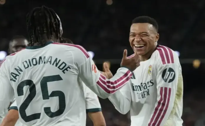 Mbappé silencia el Camp Nou con un doblete decisivo en el Clásico (1-2) FOTOGRAFÍA. BARCELONA, DOMINGO 25 DE OCTUBRE DE 2026. El delantero francés del Real Madrid Kylian Mbappé (d) celebra el primer gol de su equipo durante el encuentro de LaLiga EA Sports que disputaron FC Barcelona y Real Madrid en el estadio del Camp Nou, en Barcelona. EFE