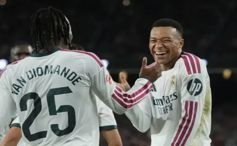FOTOGRAFÍA. BARCELONA, DOMINGO 25 DE OCTUBRE DE 2026. El delantero francés del Real Madrid Kylian Mbappé (d) celebra el primer gol de su equipo durante el encuentro de LaLiga EA Sports que disputaron FC Barcelona y Real Madrid en el estadio del Camp Nou, en Barcelona. EFE