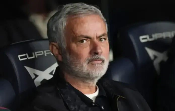 Mourinho ensalza el coraje blanco frente al Barcelona en el Camp Nou FOTOGRAFÍA. BARCELONA, 25 DE OCTUBRE DE 2026. El técnico portugués del Real Madrid, José Mourinho, durante el encuentro de Laliga EA Sports que disputaron FC Barcelona y Real Madrid en el estadio del Camp Nou, en Barcelona. EFE