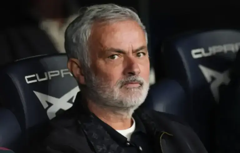 FOTOGRAFÍA. BARCELONA, 25 DE OCTUBRE DE 2026. El técnico portugués del Real Madrid, José Mourinho, durante el encuentro de Laliga EA Sports que disputaron FC Barcelona y Real Madrid en el estadio del Camp Nou, en Barcelona. EFE