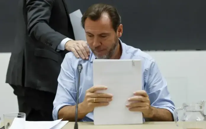 Óscar Puente se enroca en Transportes y rechaza dimitir pese a los 69 muertos de la tragedia de Urda FOTOGRAFÍA. MADRID, 30 D EOCTUBRE DE 2026. El ministro de Transportes y Movilidad Sostenible, Óscar Puente Santiago, en una rueda de prensa este viernes. EFE