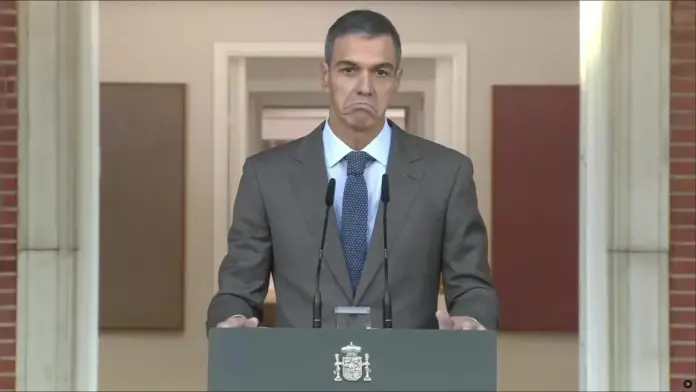 Pedro Sánchez claudica ante la ruina de su régimen y adelanta las urnas al 29N (1) FOTOGRAFÍA. MADRID, 05 DE OCTUBRE DE 2026. El presidente del Gobierno de coalición socialcomunista de España y líder del Partido Socialista (PSOE), Pedro Sánchez Pérez-Castejón, ha comparecido este lunes en declaración institucional desde el Palacio de la Moncloa para anunciar formalmente que claudica ante la inestabilidad de la legislatura y adelanta las urnas al próximo domingo 29 de noviembre de 2026. Lasvocesdelpueblo (Ñ Pueblo)