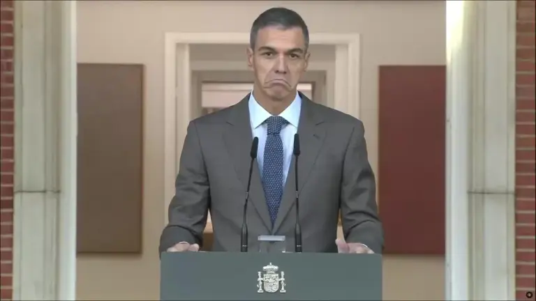 FOTOGRAFÍA. MADRID, 05 DE OCTUBRE DE 2026. El presidente del Gobierno de coalición socialcomunista de España y líder del Partido Socialista (PSOE), Pedro Sánchez Pérez-Castejón, ha comparecido este lunes en declaración institucional desde el Palacio de la Moncloa para anunciar formalmente que claudica ante la inestabilidad de la legislatura y adelanta las urnas al próximo domingo 29 de noviembre de 2026. Lasvocesdelpueblo (Ñ Pueblo)