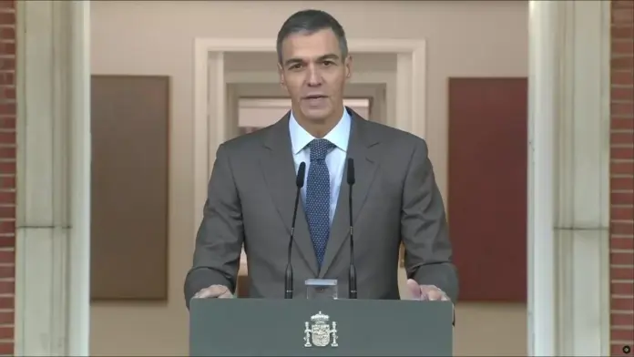 Pedro Sánchez claudica ante la ruina de su régimen y adelanta las urnas al 29N (2) FOTOGRAFÍA. MADRID, 05 DE OCTUBRE DE 2026. El presidente del Gobierno de coalición socialcomunista de España y líder del Partido Socialista (PSOE), Pedro Sánchez Pérez-Castejón, ha comparecido este lunes en declaración institucional desde el Palacio de la Moncloa para anunciar formalmente que claudica ante la inestabilidad de la legislatura y adelanta las urnas al próximo domingo 29 de noviembre de 2026. Lasvocesdelpueblo (Ñ Pueblo)