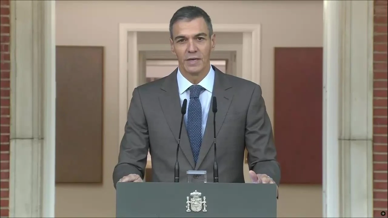FOTOGRAFÍA. MADRID, 05 DE OCTUBRE DE 2026. El presidente del Gobierno de coalición socialcomunista de España y líder del Partido Socialista (PSOE), Pedro Sánchez Pérez-Castejón, ha comparecido este lunes en declaración institucional desde el Palacio de la Moncloa para anunciar formalmente que claudica ante la inestabilidad de la legislatura y adelanta las urnas al próximo domingo 29 de noviembre de 2026. Lasvocesdelpueblo (Ñ Pueblo)