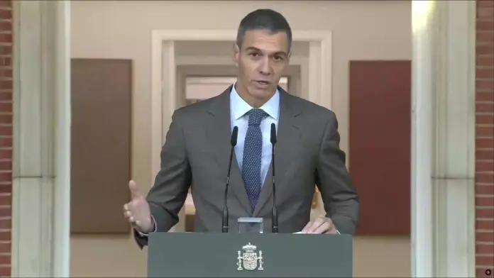 Pedro Sánchez claudica ante la ruina de su régimen y adelanta las urnas al 29N (3) FOTOGRAFÍA. MADRID, 05 DE OCTUBRE DE 2026. El presidente del Gobierno de coalición socialcomunista de España y líder del Partido Socialista (PSOE), Pedro Sánchez Pérez-Castejón, ha comparecido este lunes en declaración institucional desde el Palacio de la Moncloa para anunciar formalmente que claudica ante la inestabilidad de la legislatura y adelanta las urnas al próximo domingo 29 de noviembre de 2026. Lasvocesdelpueblo (Ñ Pueblo)