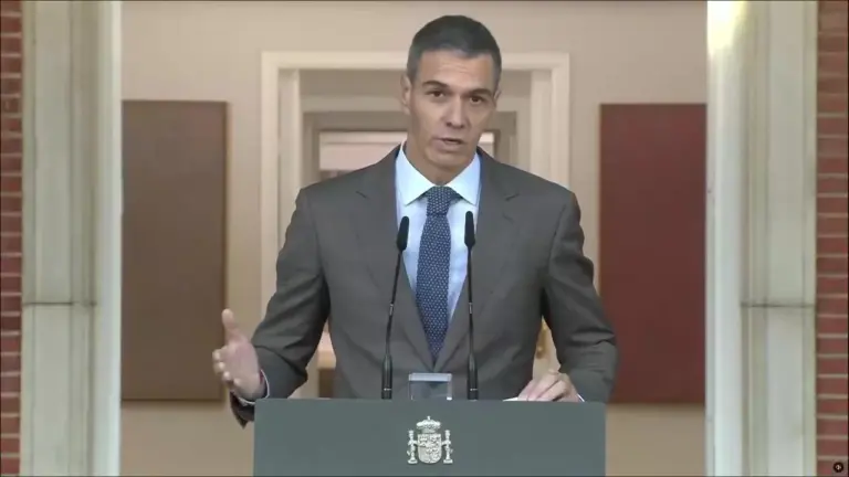 FOTOGRAFÍA. MADRID, 05 DE OCTUBRE DE 2026. El presidente del Gobierno de coalición socialcomunista de España y líder del Partido Socialista (PSOE), Pedro Sánchez Pérez-Castejón, ha comparecido este lunes en declaración institucional desde el Palacio de la Moncloa para anunciar formalmente que claudica ante la inestabilidad de la legislatura y adelanta las urnas al próximo domingo 29 de noviembre de 2026. Lasvocesdelpueblo (Ñ Pueblo)