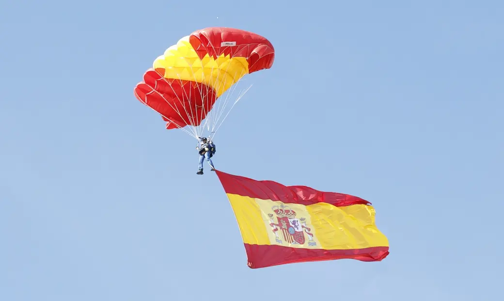 FOTOGRAFÍA. MADRID, 12 DE OCTUBRE DE 2026. Parada militar celebrada en el paseo del Prado y la plaza de Cánovas del Castillo de Madrid con motivo del Día de la Fiesta Nacional de España y de la Hispanidad, presidida por los reyes Felipe VI y Letizia junto a sus hijas, la princesa Leonor y la infanta Sofía, en una jornada institucional marcada por la masiva afluencia de ciudadanos y las intensas muestras de protesta popular dirigidas contra el presidente del Gobierno, Pedro Sánchez. Lasvocesdelpueblo (Ñ Pueblo).