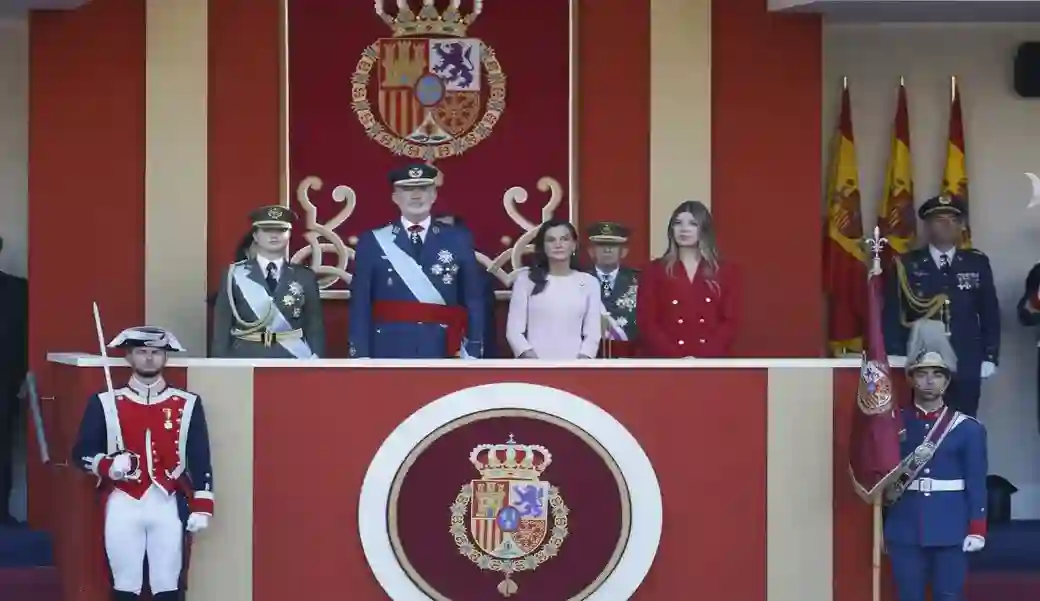 FOTOGRAFÍA. MADRID, 12 DE OCTUBRE DE 2026. Parada militar celebrada en el paseo del Prado y la plaza de Cánovas del Castillo de Madrid con motivo del Día de la Fiesta Nacional de España y de la Hispanidad, presidida por los reyes Felipe VI y Letizia junto a sus hijas, la princesa Leonor y la infanta Sofía, en una jornada institucional marcada por la masiva afluencia de ciudadanos y las intensas muestras de protesta popular dirigidas contra el presidente del Gobierno, Pedro Sánchez. Lasvocesdelpueblo (Ñ Pueblo).