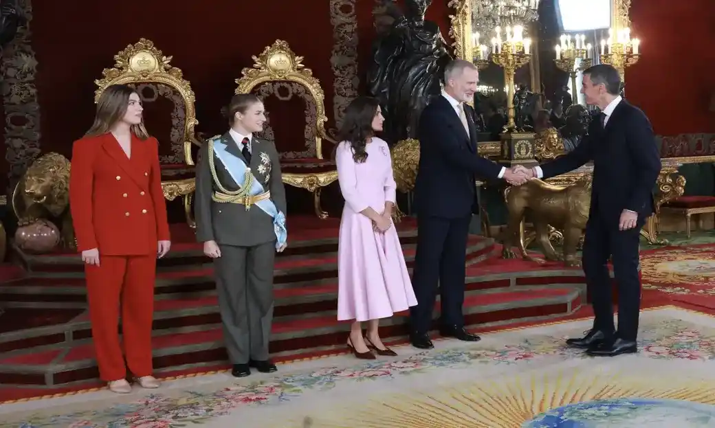 FOTOGRAFÍA. MADRID, 12 DE OCTUBRE DE 2026. Parada militar celebrada en el paseo del Prado y la plaza de Cánovas del Castillo de Madrid con motivo del Día de la Fiesta Nacional de España y de la Hispanidad, presidida por los reyes Felipe VI y Letizia junto a sus hijas, la princesa Leonor y la infanta Sofía, en una jornada institucional marcada por la masiva afluencia de ciudadanos y las intensas muestras de protesta popular dirigidas contra el presidente del Gobierno, Pedro Sánchez. Lasvocesdelpueblo (Ñ Pueblo).