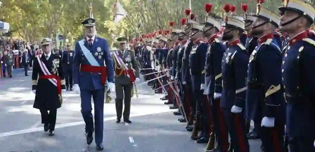 FOTOGRAFÍA. MADRID, 12 DE OCTUBRE DE 2026. Parada militar celebrada en el paseo del Prado y la plaza de Cánovas del Castillo de Madrid con motivo del Día de la Fiesta Nacional de España y de la Hispanidad, presidida por los reyes Felipe VI y Letizia junto a sus hijas, la princesa Leonor y la infanta Sofía, en una jornada institucional marcada por la masiva afluencia de ciudadanos y las intensas muestras de protesta popular dirigidas contra el presidente del Gobierno, Pedro Sánchez. Lasvocesdelpueblo (Ñ Pueblo).