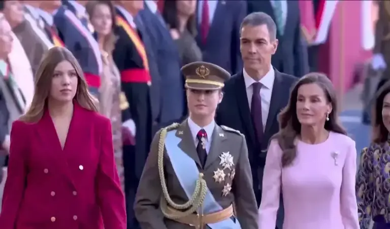 FOTOGRAFÍA. MADRID, 12 DE OCTUBRE DE 2026. Parada militar celebrada en el paseo del Prado y la plaza de Cánovas del Castillo de Madrid con motivo del Día de la Fiesta Nacional de España y de la Hispanidad, presidida por los reyes Felipe VI y Letizia junto a sus hijas, la princesa Leonor y la infanta Sofía, en una jornada institucional marcada por la masiva afluencia de ciudadanos y las intensas muestras de protesta popular dirigidas contra el presidente del Gobierno, Pedro Sánchez (segunda fila izquierda). Lasvocesdelpueblo (Ñ Pueblo).