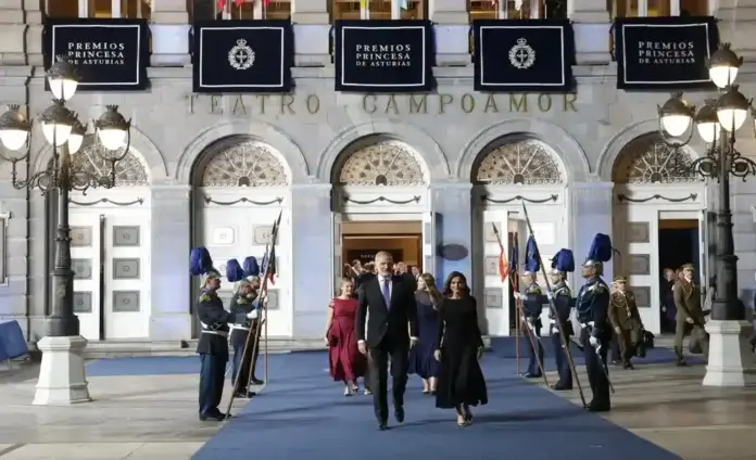 FOTOGRAFÍA. OVIEDO, 23 DE OCTUBRE DE 2026. Los reyes de España Felipe Juan Pablo Alfonso de Todos los Santos de Borbón y Grecia (Felipe VI) y Letizia Ortiz Rocasolano, acompañados de sus hijas la princesa de Asturias, Leonor de Borbón y Ortiz, e Infanta Sofía de Borbón y Ortiz, presidieron este viernes el acto de entrega de los premios de la Fundación Princesa de Asturias 2026, que se ha celebrado en el Teatro Campoamor de Oviedo, con la presencia de Su Majestad la Reina Doña Sofía. Lasvocesdelpueblo (Ñ Pueblo)
