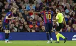 FOTOGRAFÍA. BARCELONA, 10 DE OCTUBRE DE 2026. Los futbolista del FC Barcelona Anthony Gordon (i) y Lamine Yamal protestan una decisión de Gil Manzano (d). EFE