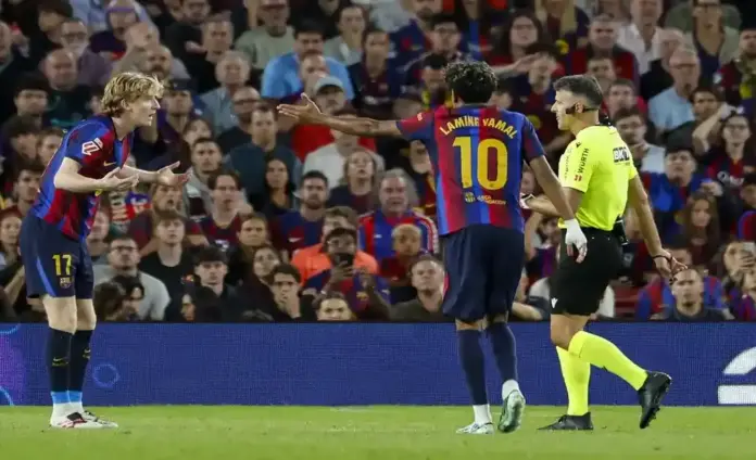 FOTOGRAFÍA. BARCELONA, 10 DE OCTUBRE DE 2026. Los futbolista del FC Barcelona Anthony Gordon (i) y Lamine Yamal protestan una decisión de Gil Manzano (d). EFE