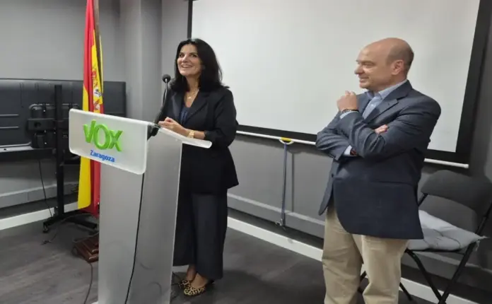 Ruiz sitúa la remigración y prioridad nacional como ejes de Vox para el 29N (2) FOTOGRAFÍA. ZARAGOZA, 07 DE OCTUBRE DE 2026. La vicesecretaria nacional de Organización Territorial de Vox y diputada en el Congreso de los Diputados, María de la Cabeza Ruiz Solas, en una visita a Zaragoza, Aragón, donde se ha reunido con representantes de la formación en Aragón. Entre ellos, estaban el presidente de Vox Zaragoza, Santiago Morón; o el vocal del Comité Ejecutivo Nacional de esta formación patriota (CEN) y vicepresidente primero y Consejero de Desregulación, Bienestar Social y Familia en el Gobierno de Aragón, Alejandro Nolasco Asensi; así como diputados autonómicos y concejales de distintos ayuntamientos. Lasvocesdelpueblo (Ñ Pueblo)