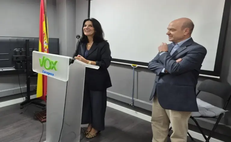 FOTOGRAFÍA. ZARAGOZA, 07 DE OCTUBRE DE 2026. La vicesecretaria nacional de Organización Territorial de Vox y diputada en el Congreso de los Diputados, María de la Cabeza Ruiz Solas, en una visita a Zaragoza, Aragón, donde se ha reunido con representantes de la formación en Aragón. Entre ellos, estaban el presidente de Vox Zaragoza, Santiago Morón; o el vocal del Comité Ejecutivo Nacional de esta formación patriota (CEN) y vicepresidente primero y Consejero de Desregulación, Bienestar Social y Familia en el Gobierno de Aragón, Alejandro Nolasco Asensi; así como diputados autonómicos y concejales de distintos ayuntamientos. Lasvocesdelpueblo (Ñ Pueblo)
