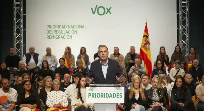 Samuel Vázquez apela a la «muralla» de Ávila como baluarte identitario y denuncia el abandono de las infraestructuras FOTOGRAFÍA. ÁVILA, 29 DE OCTUBRE DE 2026. Vista del escenario del Centro de Exposiciones y Congresos Lienzo Norte de Ávila completamente abarrotado, donde Santiago Abascal (en la imagen), Samuel Vázquez, Carlos Pollán y Sara Beltrán han encabezado el acto público de precampaña electoral rindiendo homenaje a las víctimas del accidente de Urda. Lasvocesdelpueblo (Ñ Pueblo)