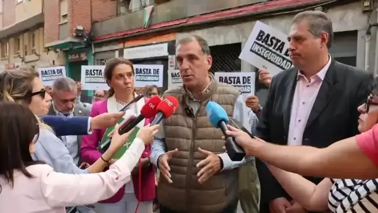 FOTOGRAFÍA. PALENCIA, 02 DE OCTUBRE DE 2026. El portavoz nacional de Seguridad, Interior e Inmigración de la formación patriota Vox, Samuel Vázquez, atiende a los medios de comunicación en Palencia. Lasvocesdelpueblo (Ñ Pueblo)