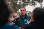 FOTOGRAFÍA. BARCELONA, 23 DE OCTUBRE DE 2026. El portavoz nacional de Seguridad, Inmigración e Interior de Vox, Samuel Vázquez Álvarez (c), atiende a los medios de comunicación en las inmediaciones de la estación de Metro Besòs Mar junto al presidente del Comité Ejecutivo Provincial (CEP) de Vox en Barcelona y portavoz del Grupo Parlamentario en el Parlament de Catalunya, Joan Garriga Doménech (i); el presidente del Grupo Municipal de Vox en el Ayuntamiento de Barcelona y coordinador de esta formación patriota en la ciudad de Barcelona, Gonzalo de Oro-Pulido Plaza (d), entre otros cargos orgánicos de Vox en Barcelona, para denunciar la inseguridad y exigir medidas contra la delincuencia en Cataluña. Lasvocesdelpueblo (Ñ Pueblo)