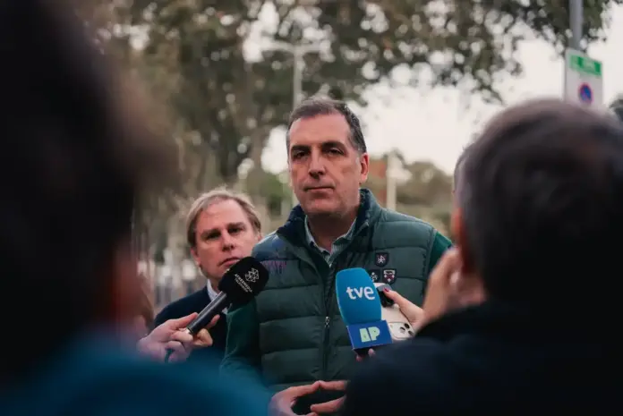 Samuel Vázquez exige en El Besós remigración y deportación inmediata de los delincuentes (2) FOTOGRAFÍA. BARCELONA, 23 DE OCTUBRE DE 2026. El portavoz nacional de Seguridad, Inmigración e Interior de Vox, Samuel Vázquez Álvarez (c), atiende a los medios de comunicación en las inmediaciones de la estación de Metro Besòs Mar junto al presidente del Comité Ejecutivo Provincial (CEP) de Vox en Barcelona y portavoz del Grupo Parlamentario en el Parlament de Catalunya, Joan Garriga Doménech (i); el presidente del Grupo Municipal de Vox en el Ayuntamiento de Barcelona y coordinador de esta formación patriota en la ciudad de Barcelona, Gonzalo de Oro-Pulido Plaza (d), entre otros cargos orgánicos de Vox en Barcelona, para denunciar la inseguridad y exigir medidas contra la delincuencia en Cataluña. Lasvocesdelpueblo (Ñ Pueblo)