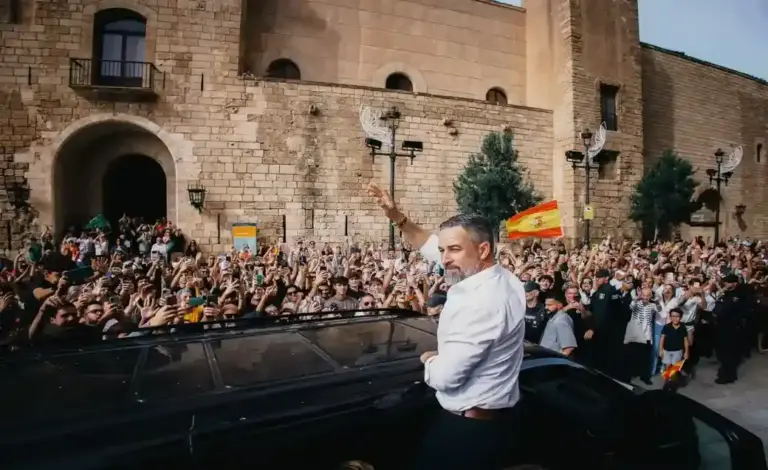 FOTOGRAFÍA. PALMA (MALLORCA), 24 D EOCTUBRE DE 2026. El candidato de los patriotas a la Presidencia del Gobierno de España, líder nacional del partido verde y de Patriots for Europe, Santiago Abascal Conde, el presidente del Parlamento de las Islas Baleares y presidente del CEP de Vox en las islas, Gabriel Antonio Le Senne Presedo, y la candidata de Vox al Congreso de los Diputados por Islas Baleares, docente e investigadora académica, Doctora en Ciencia y Tecnología por la UIMP-CSIC y licenciada en Ciencias del Mar, María Isabel Cerezo Sánchez, participan en un acto multitudinario de la formación verde en Palma, Mallorca. Lasvocesdelpueblo (Ñ Pueblo)