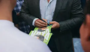 FOTOGRAFÍA. TARRAGONA (ESPAÑA), 18 DE SEPTIEMBRE DE 2026. El presidente de Vox y líder de la coalición europea Patriots for Europe, Santiago Abascal Conde, en una multitudinaria rueda de prensa en la Plaza Corsini de Tarragona rodeado por centenares de simpatizantes de Vox. (Lasvocesdelpueblo Ñ Pueblo)