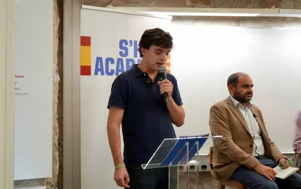 FOTOGRAFÍA. BARCELONA, 15 DE OCTUBRE DE 2026. Ponentes e historiadores y un numeroso público estudiantil durante la celebración del histórico acto «Lluís Companys, 86 años después», organizado por la asociación juvenil y universitaria constitucionalista S'ha Acabat! en una de las aulas del Campus de la Ciutadella de la Universidad Pompeu Fabra (UPF), donde se rompió el dogma nacionalista analizando con rigor las miles de víctimas de la represión del Govern de ERC. Lasvocesdelpueblo (Ñ Pueblo).