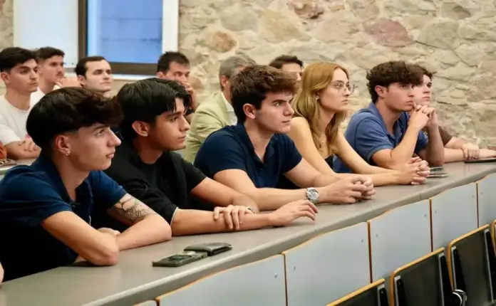 FOTOGRAFÍA. BARCELONA, 15 DE OCTUBRE DE 2026. Ponentes e historiadores y un numeroso público estudiantil durante la celebración del histórico acto «Lluís Companys, 86 años después», organizado por la asociación juvenil y universitaria constitucionalista S'ha Acabat! en una de las aulas del Campus de la Ciutadella de la Universidad Pompeu Fabra (UPF), donde se rompió el dogma nacionalista analizando con rigor las miles de víctimas de la represión del Govern de ERC. Lasvocesdelpueblo (Ñ Pueblo).