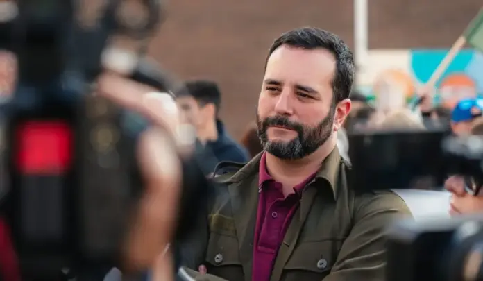 FOTOGRAFÍA. BARCELONA, 24 DE OCTUBRE DE 2026. El secretario general del sindicato patriota Solidaridad, Jordi Albert de la Fuente Miró (Jordi de la Fuente), registrado este sábado durante las protestas contra el totalitarismo globalista de Zona de Bajas Emisiones (ZBE) impuesto por el socialismo en el Bajo Llobregat, Barcelona. Lasvocesdelpueblo (Ñ Pueblo)