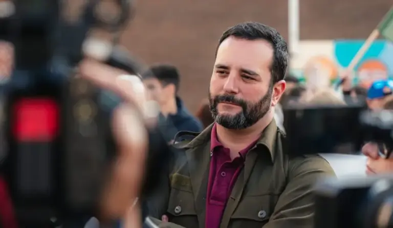 FOTOGRAFÍA. BARCELONA, 24 DE OCTUBRE DE 2026. El secretario general del sindicato patriota Solidaridad, Jordi Albert de la Fuente Miró (Jordi de la Fuente), registrado este sábado durante las protestas contra el totalitarismo globalista de Zona de Bajas Emisiones (ZBE) impuesto por el socialismo en el Bajo Llobregat, Barcelona. Lasvocesdelpueblo (Ñ Pueblo)