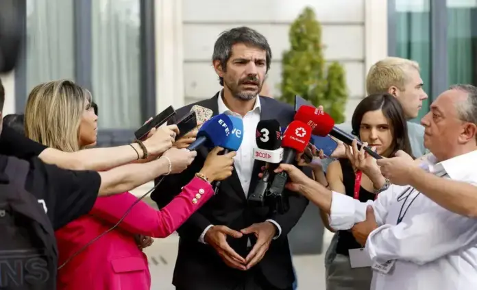 Sumar busca líder de urgencia ante el colapso de sus decretos de vivienda, Ernest Urtasun FOTOGRAFÍA. MADRID, 02 DE OCTUBRE DE 2026. En la imágen, el ministro de Cultura del Gobierno de coalición socialcomunista de Pedro Sánchez Pérez-Castejón y portavoz de la ultraizquierda Movimiento Sumar ante las puertas del Congreso de los Diputados este viernes después de la derogación por parte del Congreso de los Diputados de los reales decretos leyes de expropiación de las viviendas de los trabajadores españoles, quienes levantan España con su esfuerzo cada día. Efe