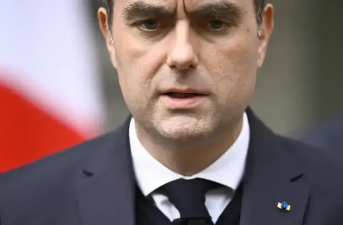 FOTOGRAFÍA. PARÍS, 19 DE OCTUBRE DE 2026. El primer ministro de Francia, Sebastien Lecornu (d), habla con los medios junto al ministro del Interior, Laurent Nunez, tras una reunión interministerial de crisis en el Ministerio del Interior, en París, Francia, el 19 de octubre de 2026. EFE