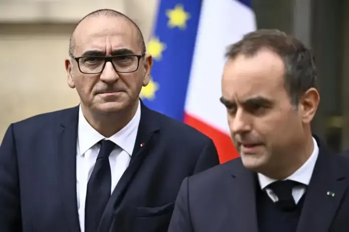 Toque de queda en Francia tras el caos provocado por la ultraizquierda (2) FOTOGRAFÍA. PARÍS, 19 DE OCTUBRE DE 2026. El primer ministro de Francia, Sebastien Lecornu (d), habla con los medios junto al ministro del Interior, Laurent Nunez, tras una reunión interministerial de crisis en el Ministerio del Interior, en París, Francia, el 19 de octubre de 2026. EFE