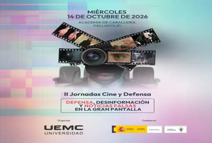 FOTOGRAFÍA. VALLADOLID, 12 DE OCTUBRE DE 2026. El cartel oficial de la convocatoria de las II Jornadas Cine y Defensa muestra una composición artística sobre un fondo digital pixelado de tonos turquesas, morados y rosados. En la parte superior se lee de forma nítida la fecha del evento, fijada para el miércoles 14 de octubre de 2026, indicando como sede la Academia de Caballería de Valladolid. El elemento visual central lo compone un montaje fotográfico en forma de cámara cinematográfica clásica, donde el objetivo enfoca la mirada penetrante de un ojo humano, coronado por un entramado cruzado de tiras de negativo de película fotográfica de la marca Kodak que exponen diferentes fotogramas en blanco y negro y sepia relativos a producciones audiovisuales. En la parte inferior, sobre una franja blanca, destaca el título de las jornadas científicas: «II Jornadas Cine y Defensa. Defensa, desinformación y noticias falsas en la gran pantalla», acompañado de los logotipos oficiales de la entidad organizadora, la Universidad Europea Miguel de Cervantes (UEMC), y de las corporaciones colaboradoras, que incluyen los membretes institucionales del Ministerio de Defensa del Gobierno de España, la Secretaría General de Política de Defensa y el emblema heráldico de la Academia de Caballería. Lasvocesdelpueblo (Ñ Pueblo).