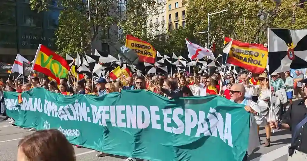 FOTOGRAFÍA. BARCELONA, 12 DE OCTUBRE DE 2026. La manifestación y concentración de la Hispanidad y 12 Octubre de 2026 reúne a varios miles de personas en el centro de Barcelona en defensa de la Ciudad Autónoma de Ceuta, invadida en la actualidad por Marruecos. La convocatoria de la nueva plataforma Unidos por Ceuta ha recibido las adhesiones del Movimiento Cívico d'Espanya i Catalans, la Asociación Empresaris de Catalunya, de Asociación Ciudadanos para la Libertad, de plataforma Catalunya Suma por España, de Asociación La Latina, de Asociación S'ha Acabat!, de Asociación Aixeca't-Levántate, de Asociación Españoles de a Pie, de Asociación de Profesores por el Bilingüismo y de Asociación Los de Artos, contando los apoyos políticos de Vox, el Partido Popular (PP) y Ciutadans Partit de la Ciutadanía Ciudadanos (Cs). Lasvocesdelpueblo (Ñ Pueblo)